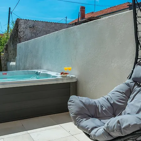 Donato With Jacuzzi Villa *