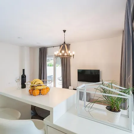 Donato With Jacuzzi Villa *