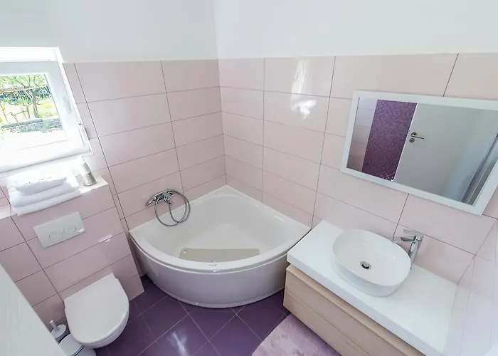 Donato With Jacuzzi Villa *