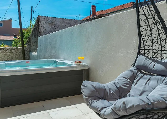 Donato With Jacuzzi Villa *