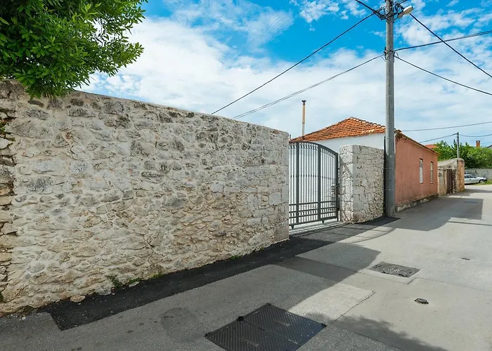 Donato With Jacuzzi Villa *